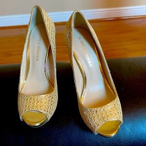 NWOT Audrey Brooke fancy gold heels.